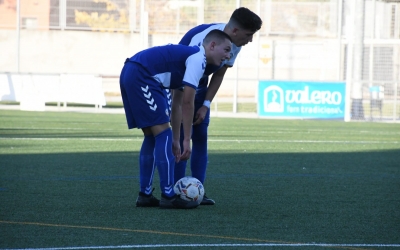 Gabriel Gausachs a punt de picar la falta que donaria l'empat pel CES | @FutBaseCES